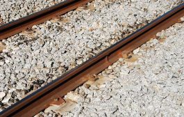 دلیل ریختن سنگ زیر ریل راه آهن